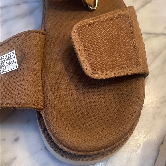 UGG Goldenstar Platform Suede Sandals in Driftwood/Sand
Size: US 9.5 - Picture 10 of 11